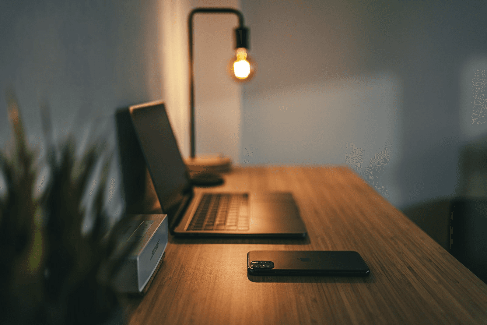 Moderner IT-Arbeitsplatz in Nürnberg mit Laptop und Monitor